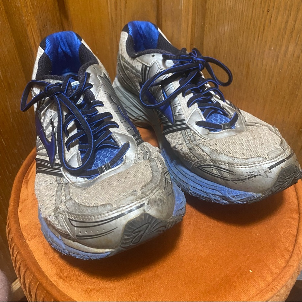 Brooks Adrenaline GTS 14 Mens Size 11 White Blue Silver Running Shoes Sneakers